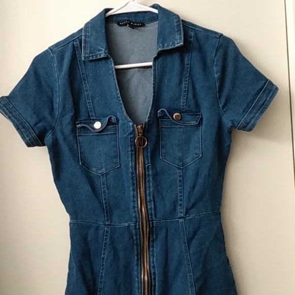 Women's knee length denim dress size medium, runs like a size 4. Zip up - Picture 1 of 10